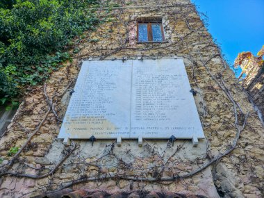 Bussana Vecchia 'daki anıt taş 1887 depreminde yıkılan ortaçağ köyüne geri çekildi.