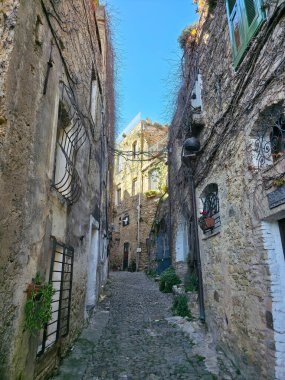 Bussana Vecchia sanatçısı 1887 'deki depremde yıkılan ortaçağ köyüne geri çekildi.