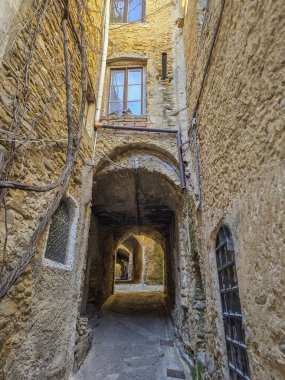 Bussana Vecchia sanatçısı 1887 'deki depremde yıkılan ortaçağ köyüne geri çekildi.