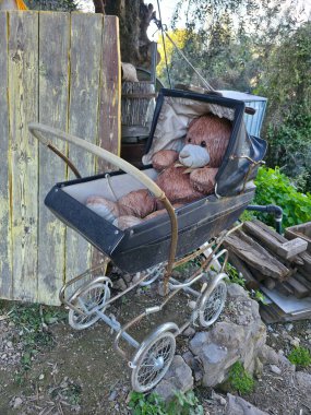 Bebek arabasındaki oyuncak ayı Bussana Vecchia sanatçısı 1887 'deki depremde yok olan ortaçağ köyüne çekildi.