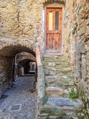 Bussana Vecchia sanatçısı 1887 'deki depremde yıkılan ortaçağ köyüne geri çekildi.