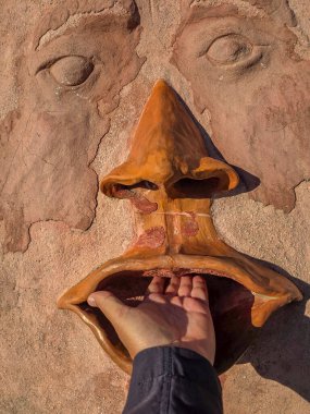 Bussana Vecchia sanatçısı Hakikat Ağzı 1887 'deki depremde yıkılan ortaçağ köyüne geri çekildi.