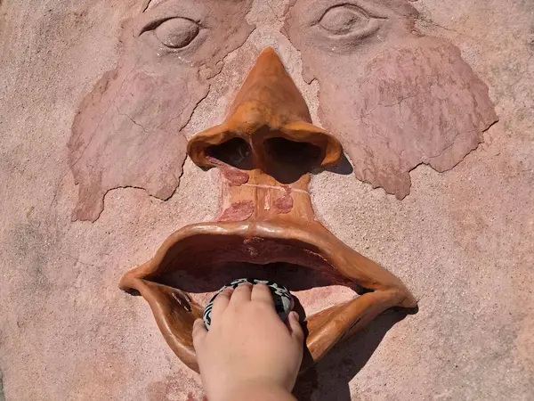 Bussana Vecchia sanatçısı Hakikat Ağzı 1887 'deki depremde yıkılan ortaçağ köyüne geri çekildi.