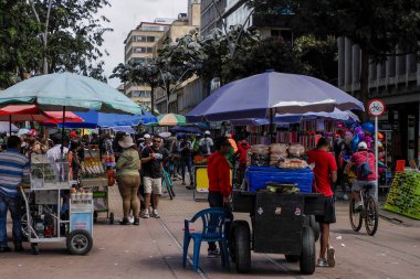 BOGOTA, COLOMBIA - 2 Temmuz 2024 - La Candelaria 'nın tarihi merkezi insanların yiyecek ve içecek satışı ve alımlarıyla dolu