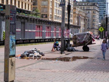 BOGOTA, COLOMBIA - 2 Temmuz 2024 - La Candelaria 'nın tarihi merkezi kalabalık