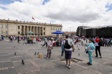 BOGOTA, COLOMBIA - 2 Temmuz 2024 - La Candelaria 'nın tarihi merkezi Bolivar Meydanı' nda kalabalık
