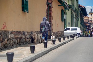 BOGOTA, COLOMBIA - 2 HAZİRAN 2024 - La Candelaria 'nın histirc merkezi kalabalığı