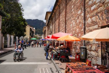 BOGOTA, COLOMBIA - 2 Temmuz 2024 - La Candelaria 'nın tarihi merkezi insanların yiyecek ve içecek satışı ve alımlarıyla dolu