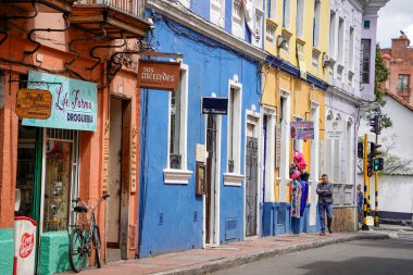 BOGOTA, COLOMBIA - 2 Temmuz 2024 - La Candelaria 'nın tarihi merkezi kalabalık