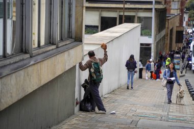 BOGOTA, COLOMBIA - 2 Temmuz 2024 - La Candelaria 'nın tarihi merkezi kalabalık