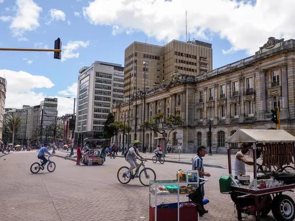 BOGOTA, COLOMBIA - 2 Temmuz 2024 - La Candelaria 'nın tarihi merkezi kalabalık