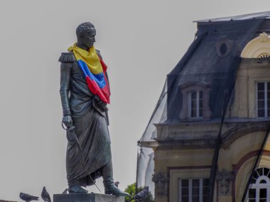 Bolivar heykeli Candelaria tarihi şehir merkezinde Bogota Kolombiya 'da