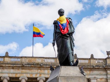 Bolivar heykeli Candelaria tarihi şehir merkezinde Bogota Kolombiya 'da