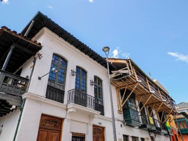 Bogota Kolombiya 'nın tarihi Candelaria semtinde eski bir ev.
