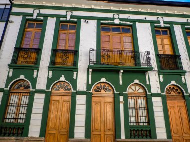 Bogota Kolombiya 'nın tarihi Candelaria semtinde eski boyanmış bir bina.