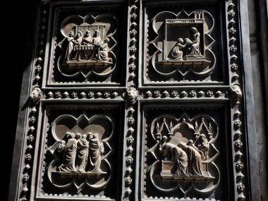 Floransa 'nın kubbe katedral kompleksinin dış detaylarını şekillendiren altın bir kapı.