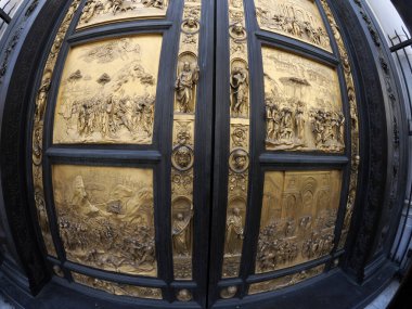 Floransa 'nın kubbe katedral kompleksinin dış detaylarını şekillendiren altın bir kapı.