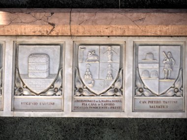 Floransa Kubbesi kilise katedrali bağışçıların dış görünüşü ve aile kalkanı.