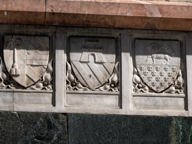 Floransa Kubbesi kilise katedrali bağışçıların dış görünüşü ve aile kalkanı.