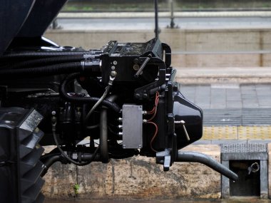 Demiryolu treni yağmur altında. Yaklaş.