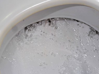 Suyun akan eski bir sifon detayı