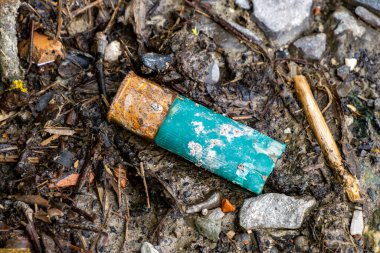 Kırsalda terk edilmiş bir av tüfeği kovanı.