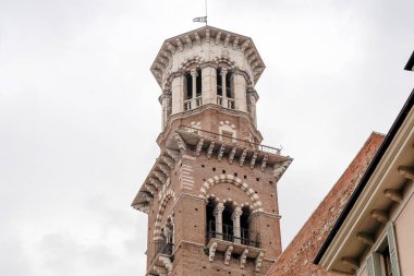 Verona meydanındaki ortaçağ kulesi delle erbe place sqaure italy detail