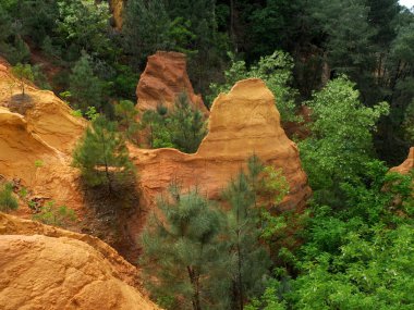 Provence France Rousillon bölgesindeki Ocher Kanyonu Vadisi 'nde.