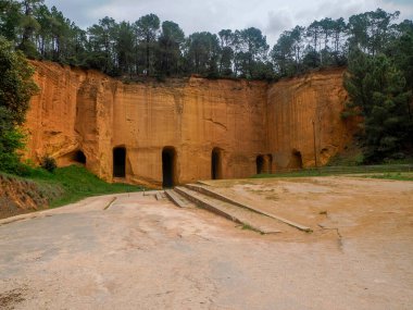 Maden Girişi Bruoux Provence Fransa 'daki Kanyon Vadisi' ndeki Ocher Madeni.