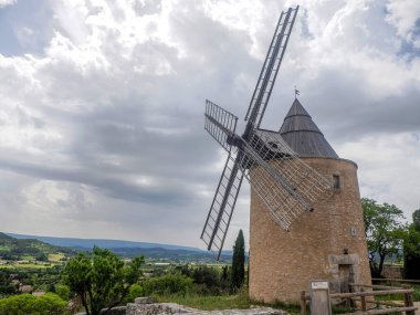 Moulin yel değirmeni Saint Saturnin les apt provence France