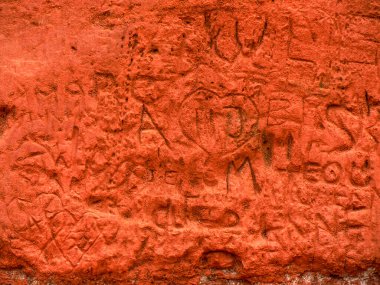 Provence Fransa 'nın Rousillon bölgesindeki Ocher Kanyon Vadisi' ndeki renkli kayaların bazı grafitileri.