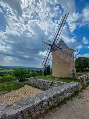 Moulin yel değirmeni Saint Saturnin les apt provence France