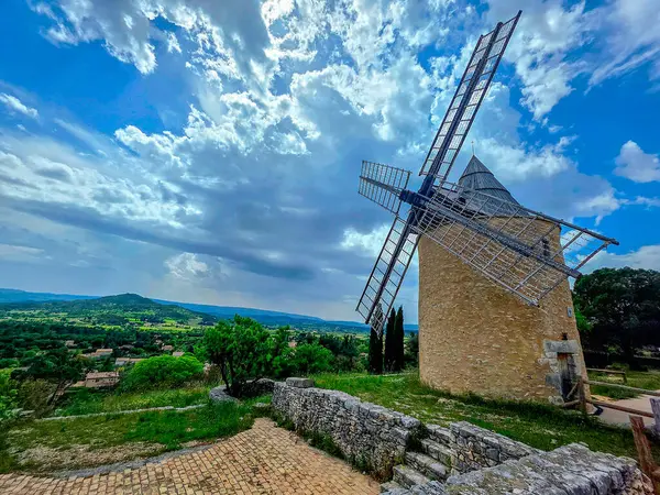 Moulin yel değirmeni Saint Saturnin les apt provence France