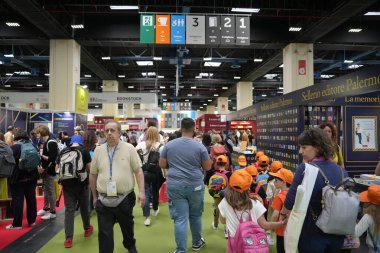 TORINO, ITALY - 15 Mayıs 2025 - Lingotto Fiere Torino 'daki Salone Internazionale del Libro (Uluslararası Kitap Fuarı) okuma ve fikirler dünyasının en önemli İtalyan festivalidir.