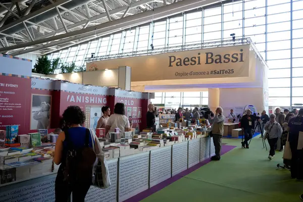 TORINO, ITALY - 15 Mayıs 2025 - Lingotto Fiere Torino 'daki Salone Internazionale del Libro (Uluslararası Kitap Fuarı) okuma ve fikirler dünyasının en önemli İtalyan festivalidir.