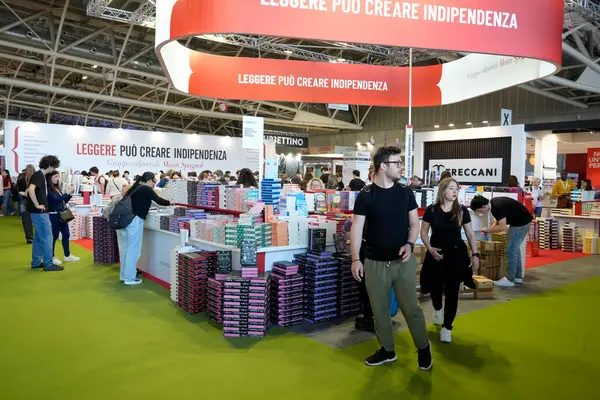 TORINO, ITALY - 15 Mayıs 2025 - Lingotto Fiere Torino 'daki Salone Internazionale del Libro (Uluslararası Kitap Fuarı) okuma ve fikirler dünyasının en önemli İtalyan festivalidir.