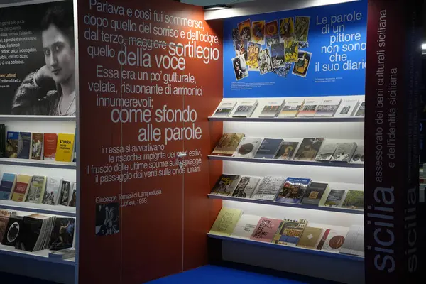 TORINO, ITALY - 15 Mayıs 2025 - Lingotto Fiere Torino 'daki Salone Internazionale del Libro (Uluslararası Kitap Fuarı) okuma ve fikirler dünyasının en önemli İtalyan festivalidir.