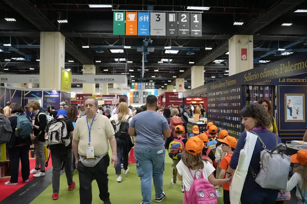 TORINO, ITALY - 15 Mayıs 2025 - Lingotto Fiere Torino 'daki Salone Internazionale del Libro (Uluslararası Kitap Fuarı) okuma ve fikirler dünyasının en önemli İtalyan festivalidir.