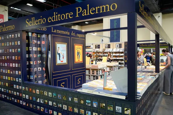 TORINO, ITALY - 15 Mayıs 2025 - Lingotto Fiere Torino 'daki Salone Internazionale del Libro (Uluslararası Kitap Fuarı) okuma ve fikirler dünyasının en önemli İtalyan festivalidir.