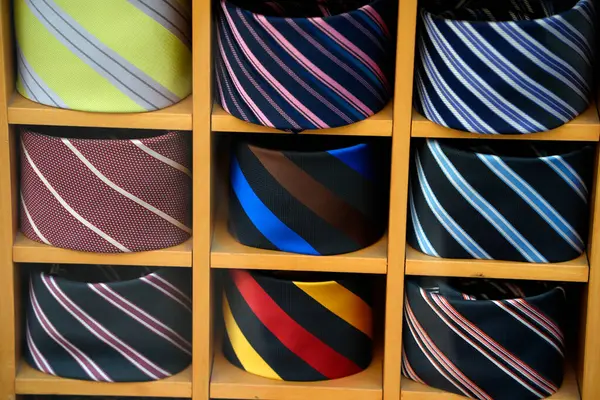 Bir mağaza vitrininde İtalyan detaylarıyla yapılan renkli lüks bağlar