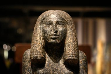 TURIN, İtalya - 14 Mayıs 2025 - Mısır Müzesi 'ndeki Redjii prenses heykeli dünyanın en önemli ikinci Mısır Koleksiyonu olarak kabul edilir..