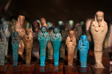 TURIN, İtalya - 14 Mayıs 2025 - Mısır müzesindeki küçük heykeller dünyanın en önemli ikinci Mısır koleksiyonu olarak kabul edilir..