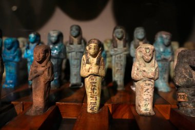 TURIN, İtalya - 14 Mayıs 2025 - Mısır müzesindeki küçük heykeller dünyanın en önemli ikinci Mısır koleksiyonu olarak kabul edilir..