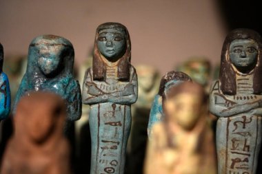 TURIN, İtalya - 14 Mayıs 2025 - Mısır müzesindeki küçük heykeller dünyanın en önemli ikinci Mısır koleksiyonu olarak kabul edilir..