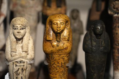 TURIN, İtalya - 14 Mayıs 2025 - Mısır müzesindeki küçük heykeller dünyanın en önemli ikinci Mısır koleksiyonu olarak kabul edilir..