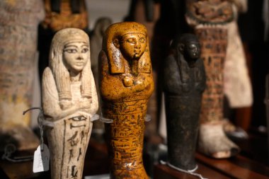 TURIN, İtalya - 14 Mayıs 2025 - Mısır müzesindeki küçük heykeller dünyanın en önemli ikinci Mısır koleksiyonu olarak kabul edilir..