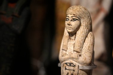 TURIN, İtalya - 14 Mayıs 2025 - Mısır müzesindeki küçük heykeller dünyanın en önemli ikinci Mısır koleksiyonu olarak kabul edilir..