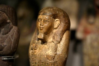 TURIN, İtalya - 14 Mayıs 2025 - Mısır müzesindeki küçük heykeller dünyanın en önemli ikinci Mısır koleksiyonu olarak kabul edilir..