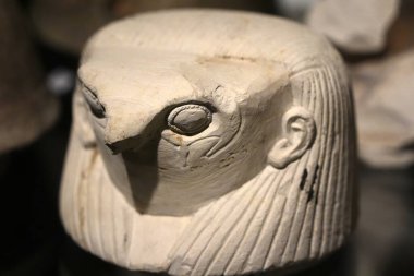 TURIN, İtalya - 14 Mayıs 2025 - Mısır müzesindeki küçük heykeller dünyanın en önemli ikinci Mısır koleksiyonu olarak kabul edilir..