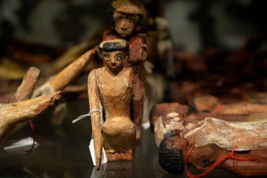 TURIN, İtalya - 14 Mayıs 2025 - Mısır müzesindeki küçük heykeller dünyanın en önemli ikinci Mısır koleksiyonu olarak kabul edilir..